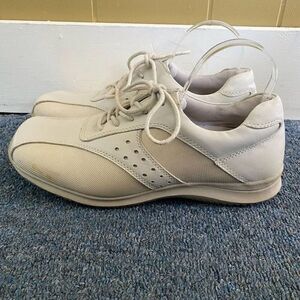 GBX men 10.5 white leather casual shoes with tie up laces